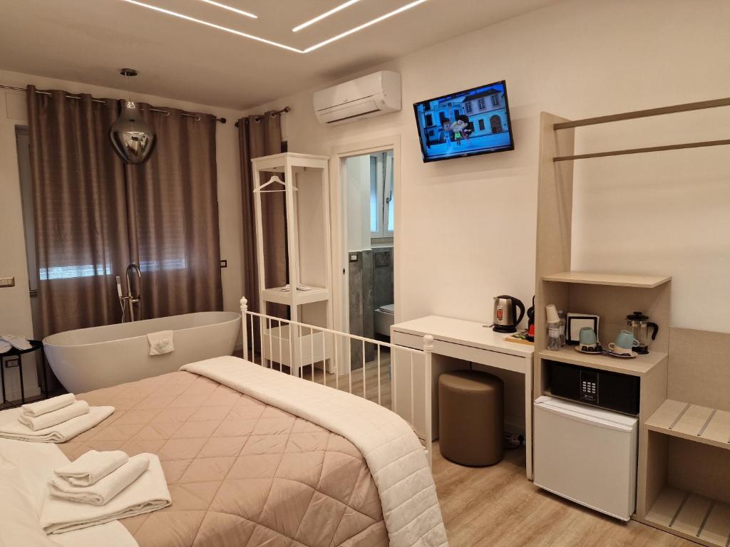 羅馬的住宿－Guest house San Lorenz，一间卧室配有一张床、一个浴缸和一台电视。