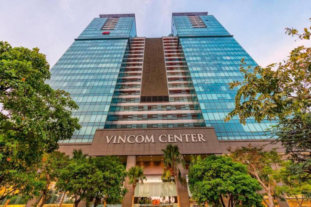 um edifício alto com um sinal em frente em The Rixx Breathtaking View@Vincom D1/pool/Netflix em Ho Chi Minh