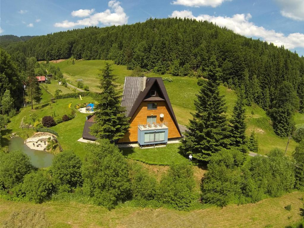 eine Aussicht auf ein Haus auf einem Hügel in der Unterkunft Vila Anna Wellness in Halenkov