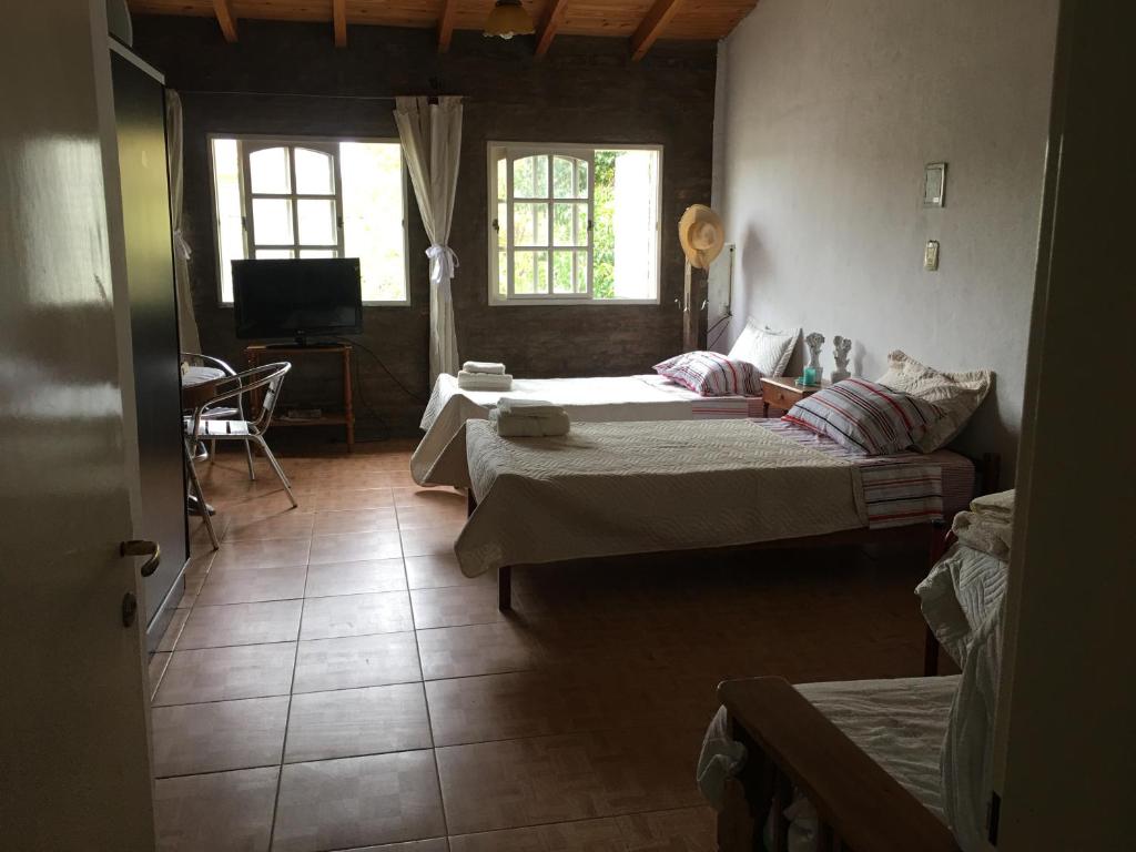 sala de estar con 2 camas y sofá en Habitación doble en Luján de Cuyo