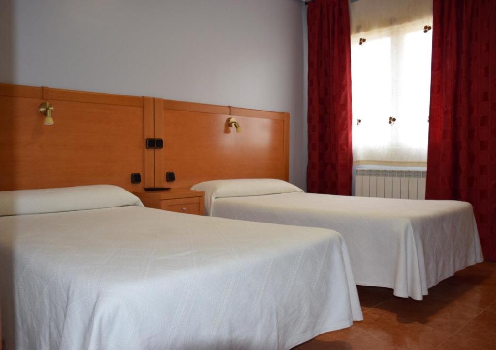 Postel nebo postele na pokoji v ubytování Hostal Infante Peñafiel