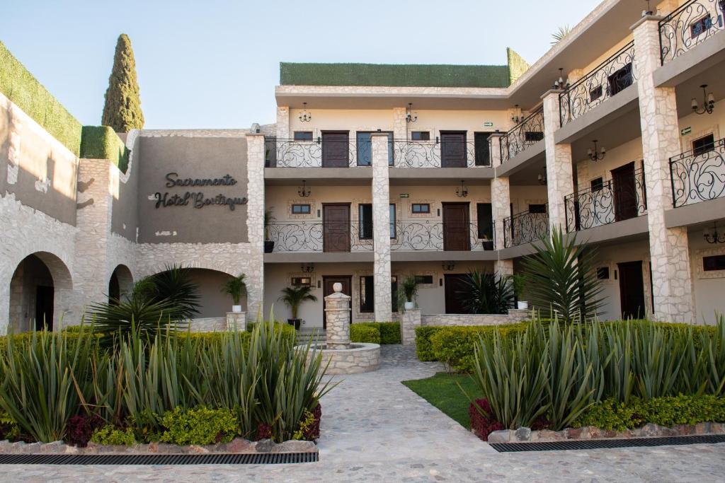 a view of the courtyard of the hotel at Hotel Boutique Sacramento in Bernal