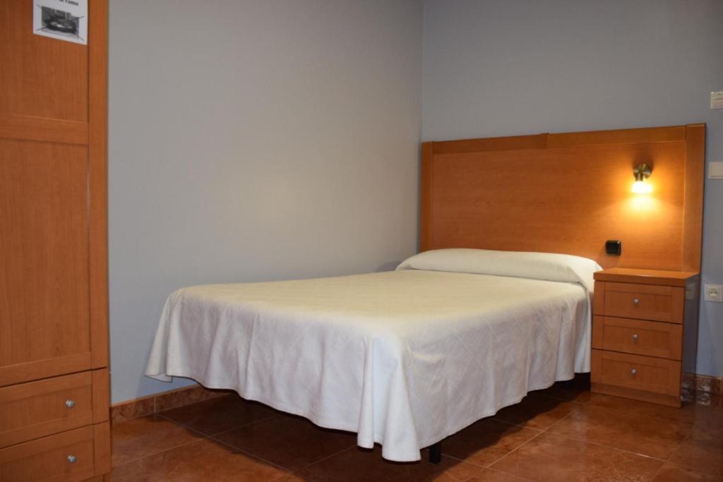 Postel nebo postele na pokoji v ubytování Hostal Infante Peñafiel