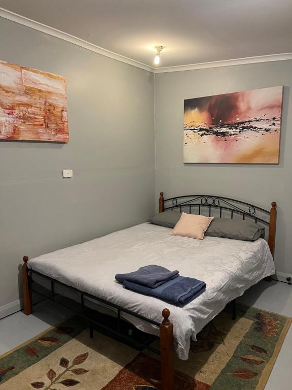 - une chambre avec un lit et 2 serviettes dans l'établissement Southside Lodge, à Franklin Village