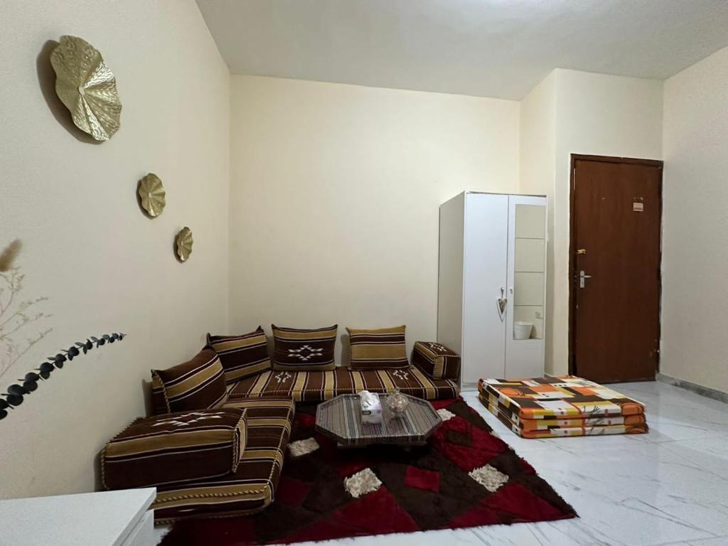 een woonkamer met 2 banken in een kamer bij Cozy Corner 2024 in Abu Dhabi