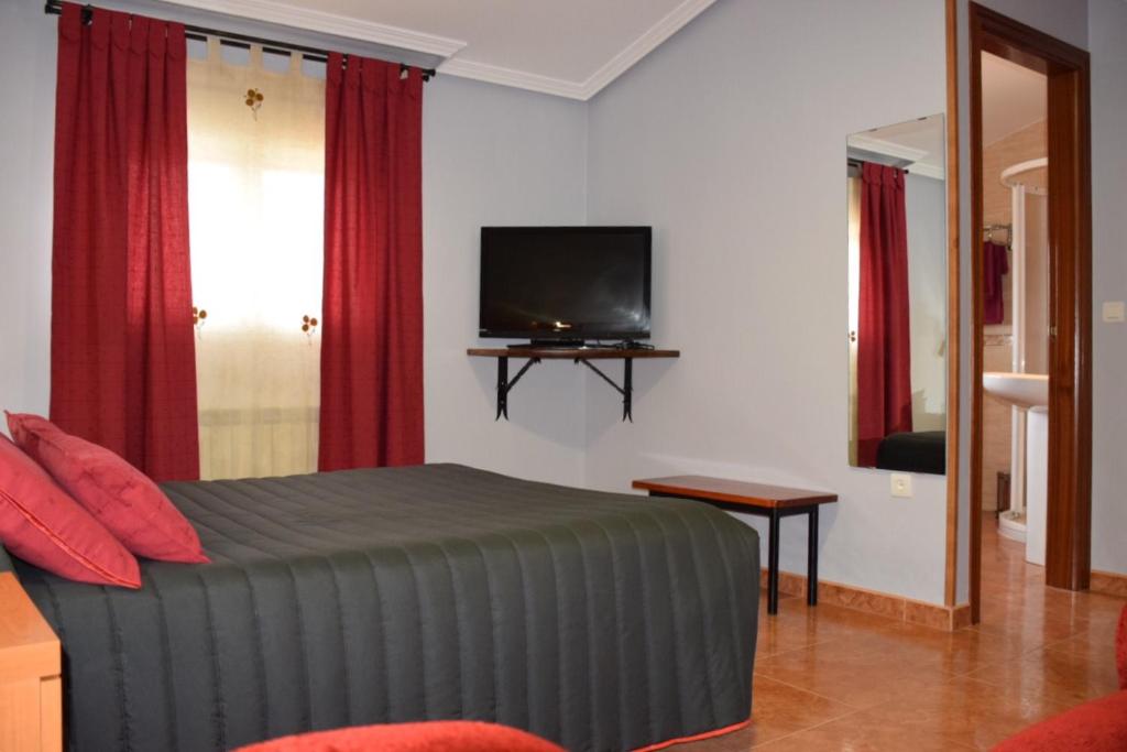 TV a/nebo společenská místnost v ubytování Hostal Infante Peñafiel