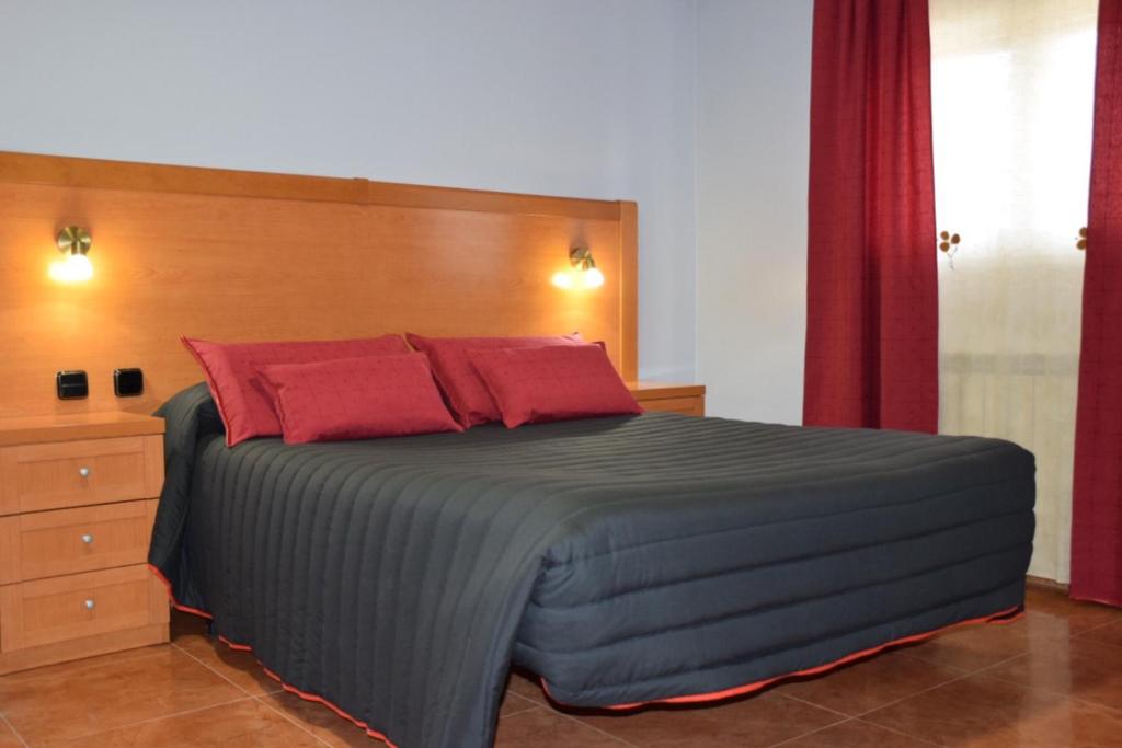 Postel nebo postele na pokoji v ubytování Hostal Infante Peñafiel