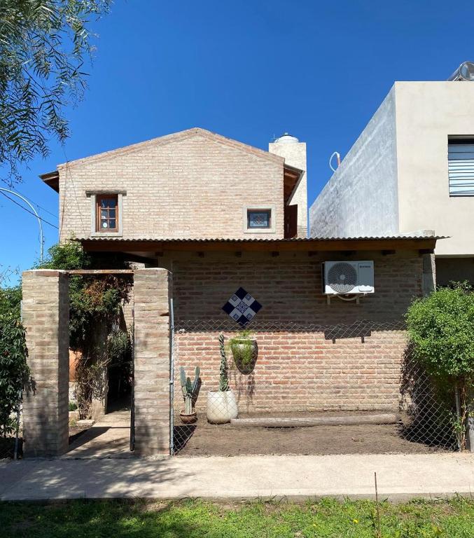 uma casa com uma cruz na lateral em Lunas de Spilimbergo em Córdoba