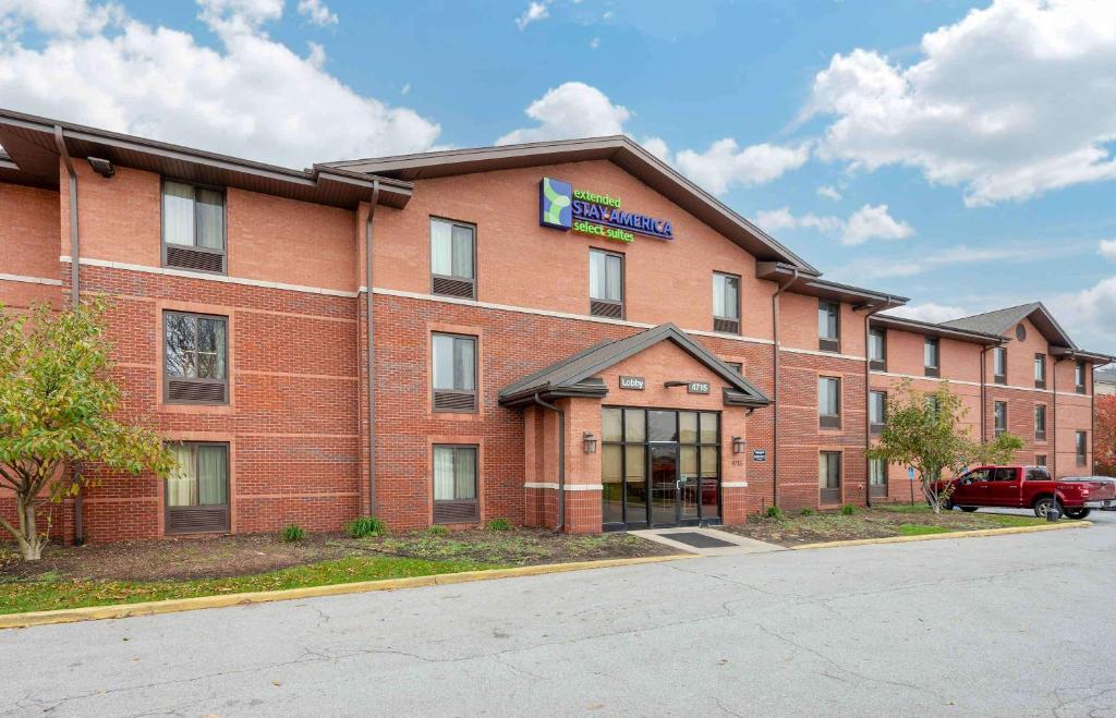 un gran edificio de ladrillo rojo con un cartel. en Extended Stay America Select Suites - South Bend - Mishawaka - South en South Bend