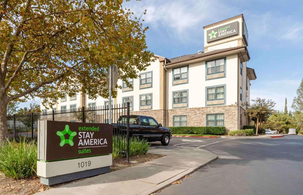 un edificio con una señal delante de él en Extended Stay America Suites - Fairfield - Napa Valley, en Fairfield