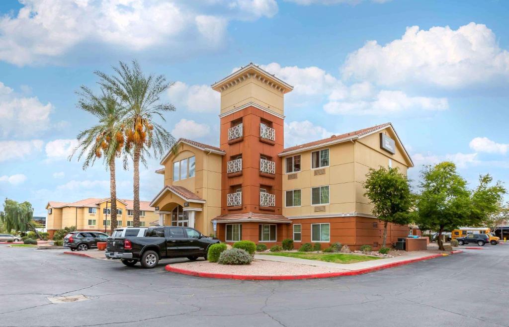 een gebouw waar een auto voor geparkeerd staat bij Extended Stay America Suites - Phoenix - Midtown in Phoenix