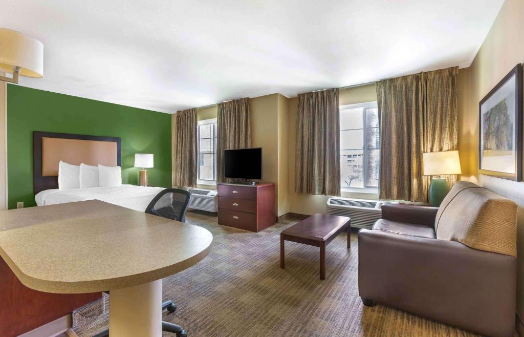 TV a/nebo společenská místnost v ubytování Extended Stay America Suites - Phoenix - Midtown