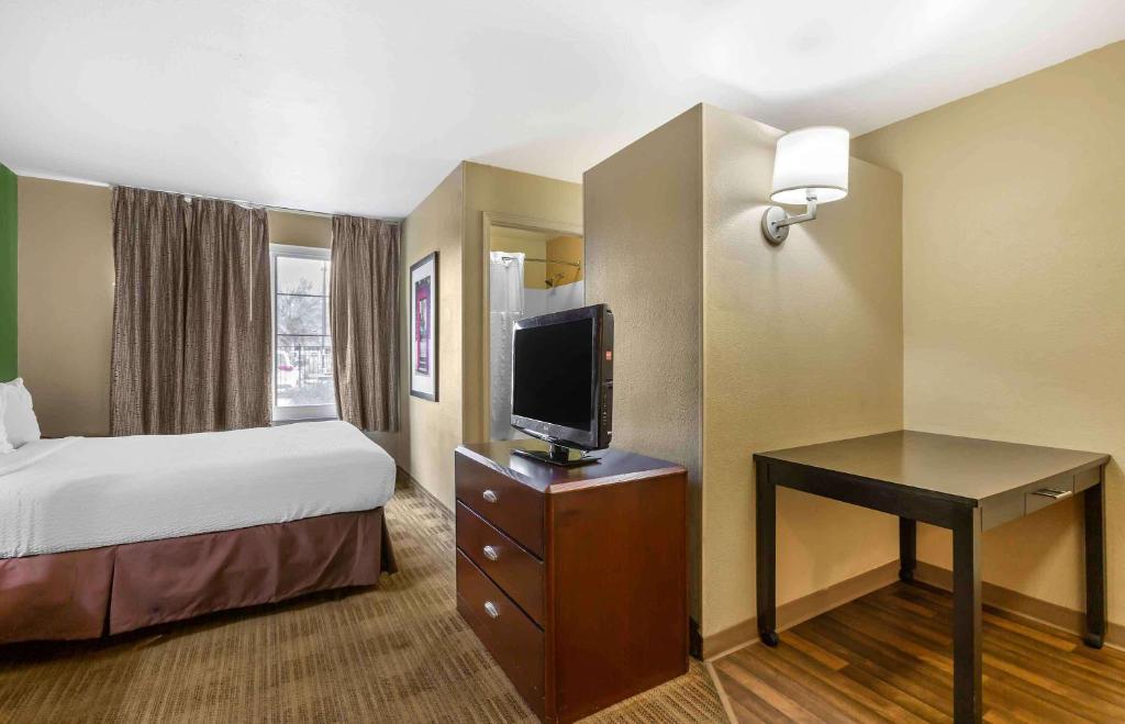 Postel nebo postele na pokoji v ubytování Extended Stay America Suites - Phoenix - Midtown