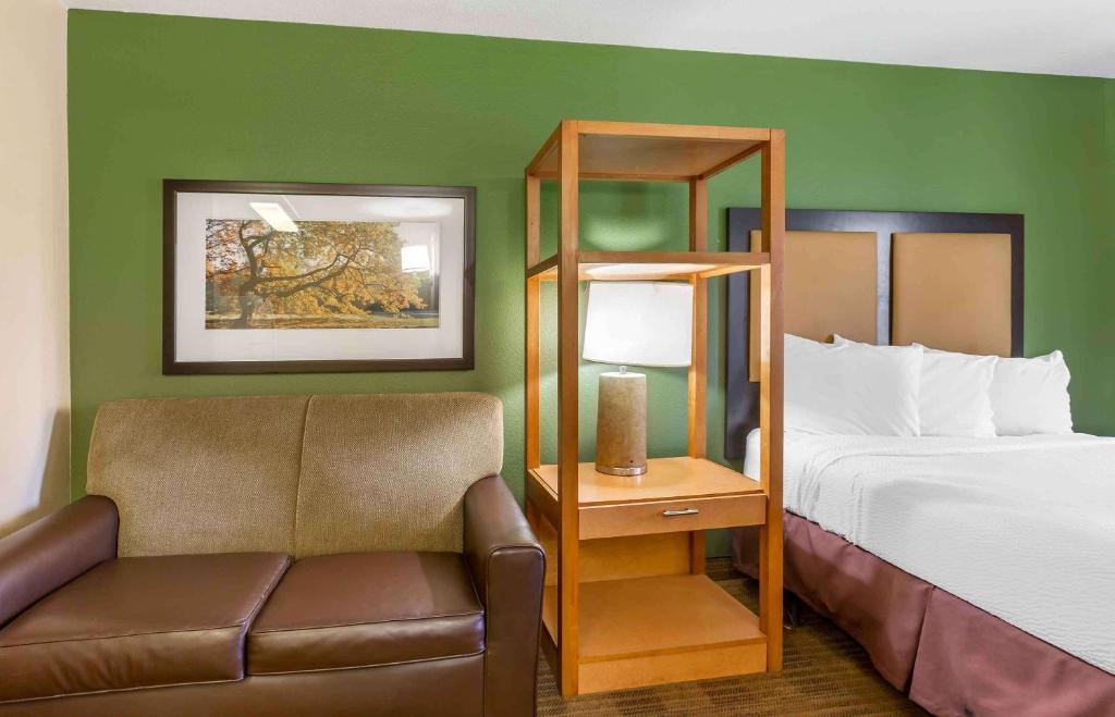 Postel nebo postele na pokoji v ubytování Extended Stay America Suites - Phoenix - Midtown