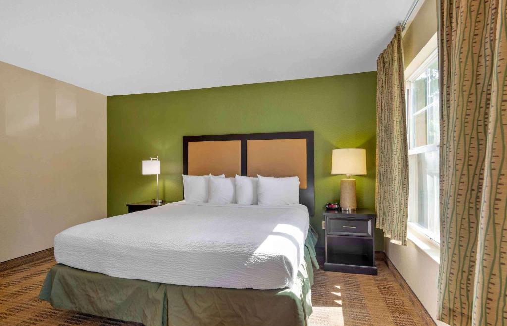 Postel nebo postele na pokoji v ubytování Extended Stay America Suites - Phoenix - Midtown