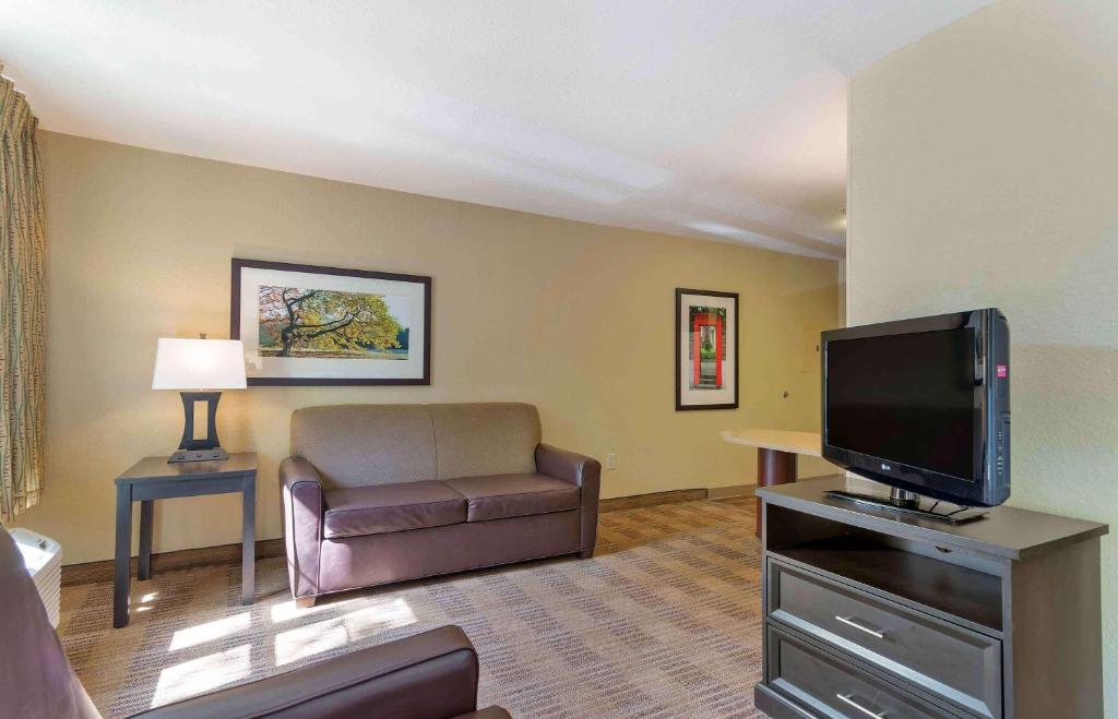 TV a/nebo společenská místnost v ubytování Extended Stay America Suites - Phoenix - Midtown