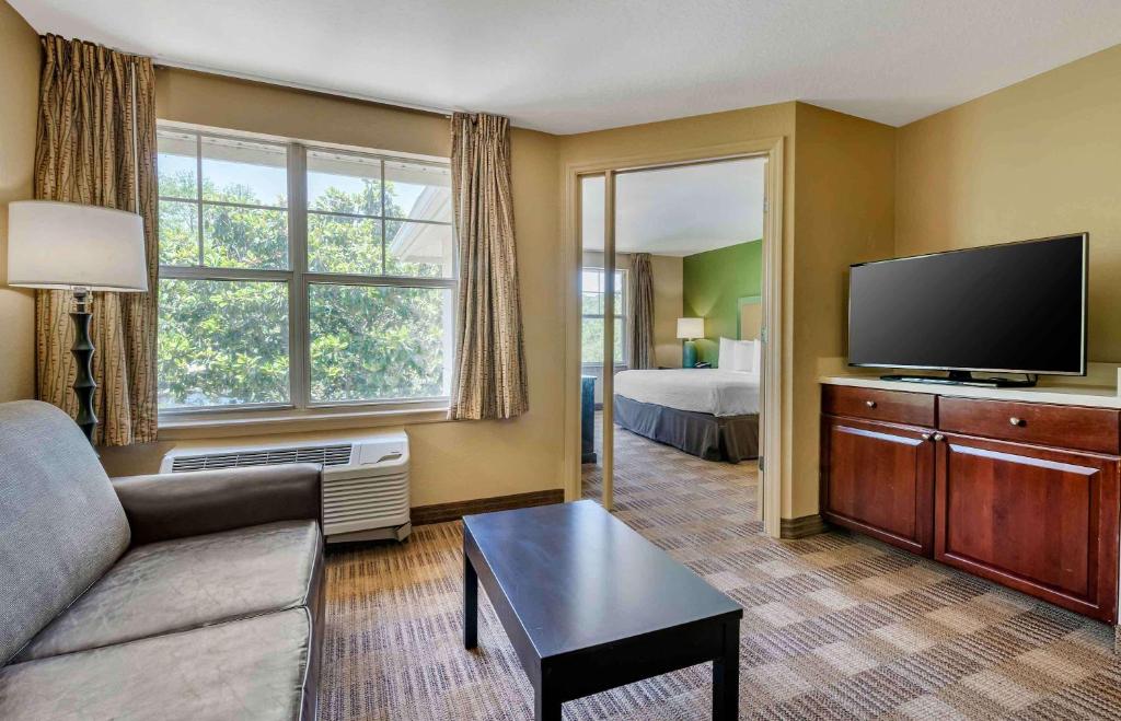 TV a/nebo společenská místnost v ubytování Extended Stay America Suites - Phoenix - Midtown