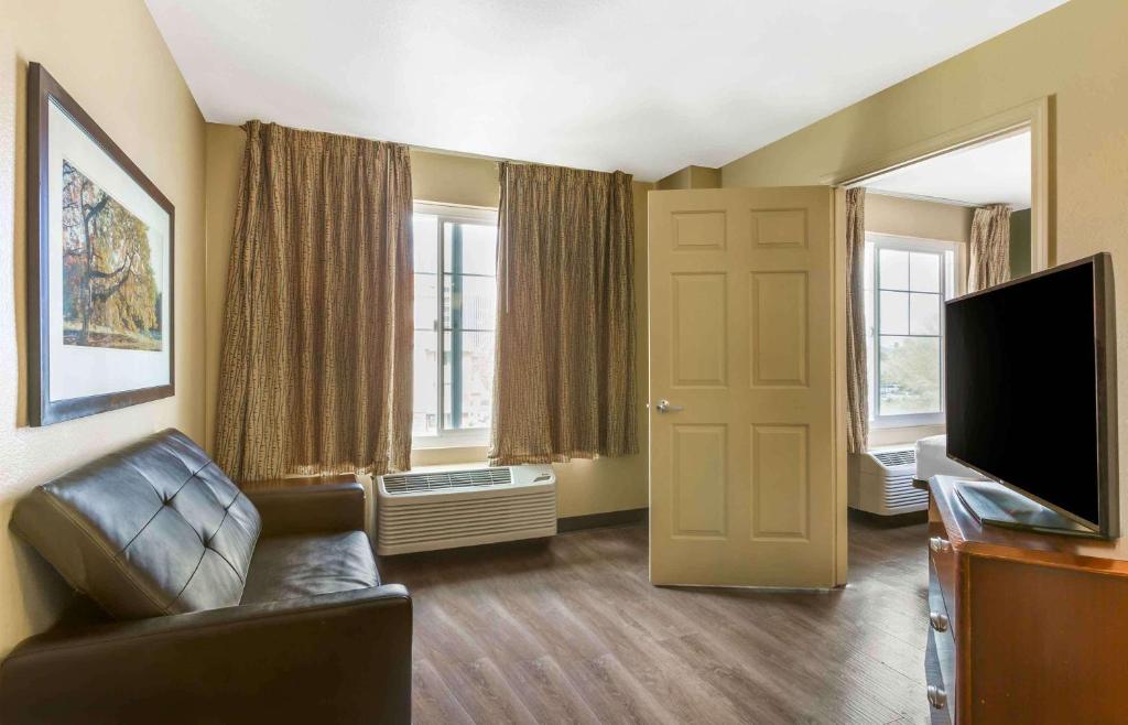 TV a/nebo společenská místnost v ubytování Extended Stay America Suites - Phoenix - Midtown