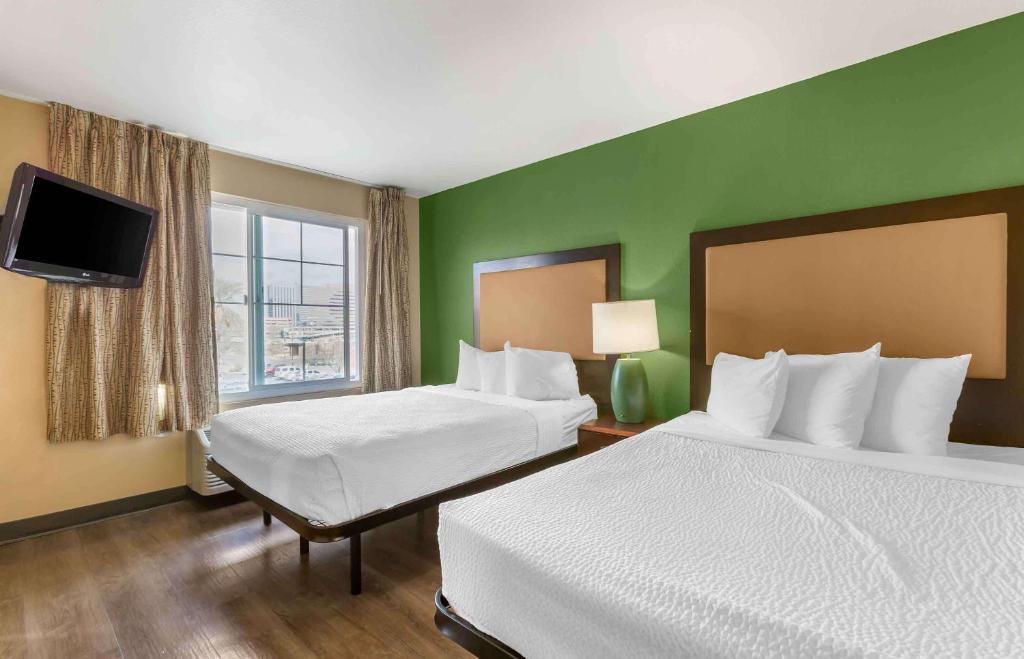 Postel nebo postele na pokoji v ubytování Extended Stay America Suites - Phoenix - Midtown