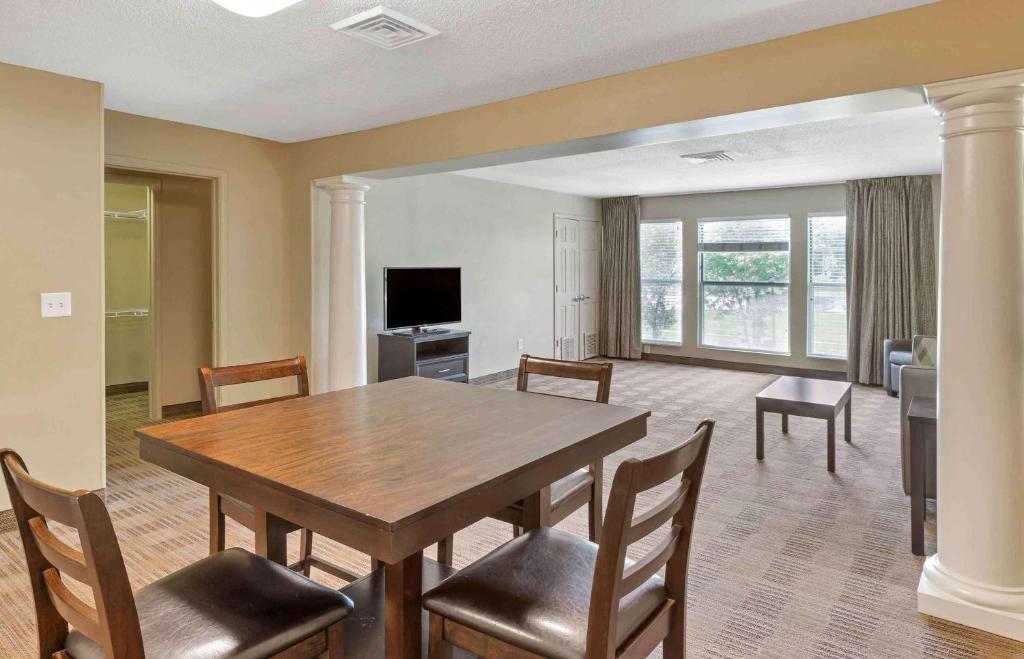 TV a/nebo společenská místnost v ubytování Extended Stay America Suites - Phoenix - Midtown