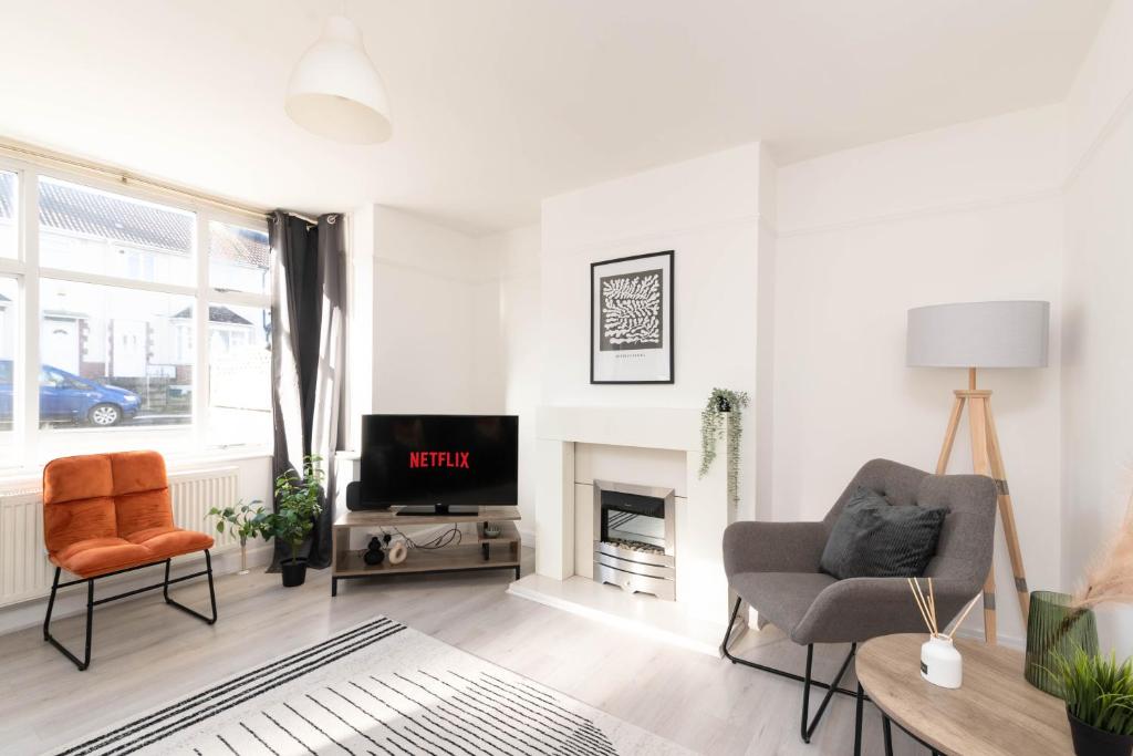 a living room with a tv and a fireplace at Ivy House - 3 Bedroom House - Contractor Stay in Bristol