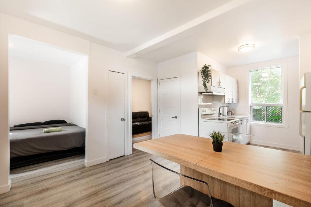 um quarto branco com uma mesa e uma cama em Appartement 1 chambre-1011 em Montreal