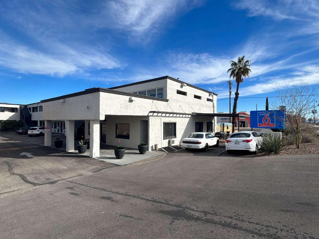 um edifício branco com carros estacionados num parque de estacionamento em Studio 6 Sierra Vista, AZ Fort Huachuca em Sierra Vista
