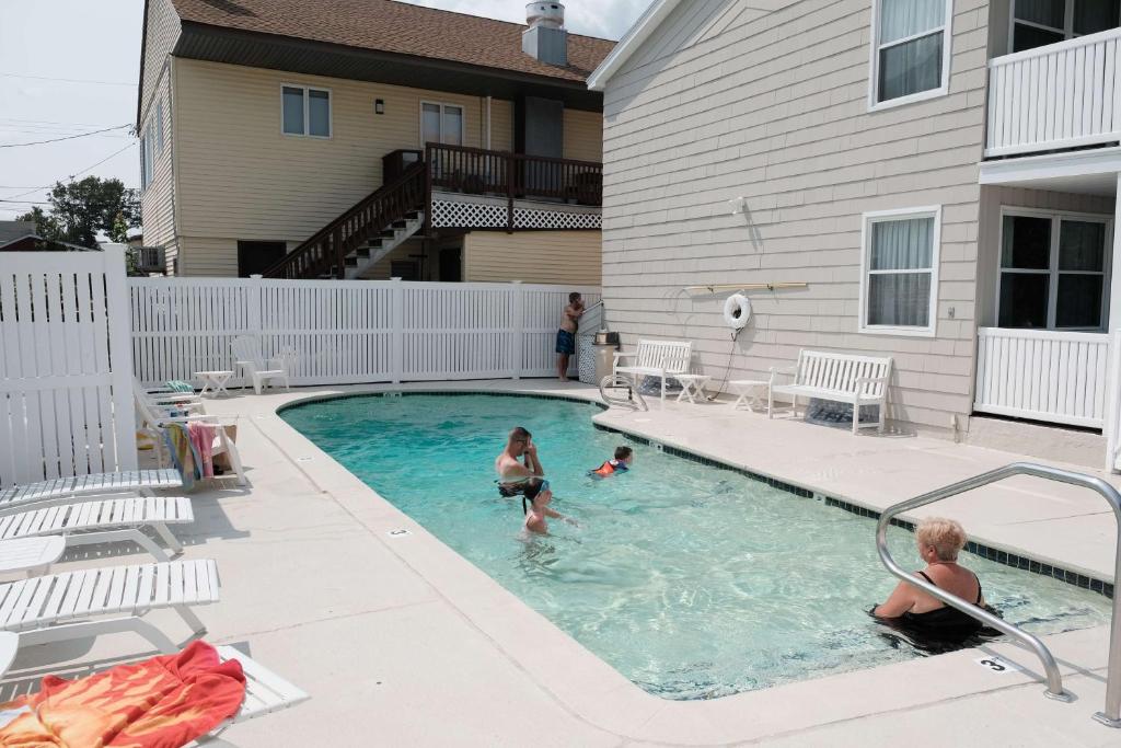 um grupo de pessoas brincando em uma piscina em The Gull Oceanfront Motel & Cottages em Old Orchard Beach