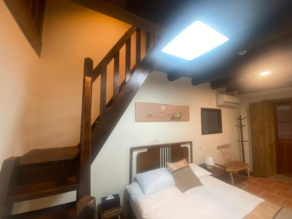 Postel nebo postele na pokoji v ubytování Ba Ba Guan Hai Ancient House B&B