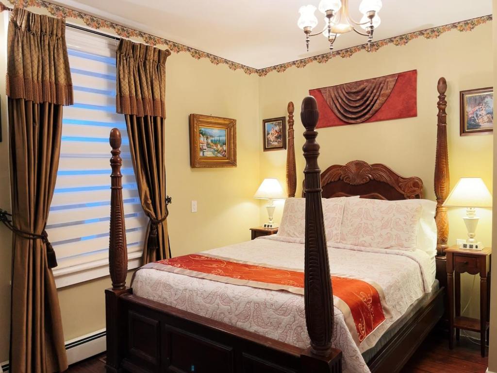 um quarto com uma cama e 2 candeeiros em 2# Suite em Niagara-on-the-Lake