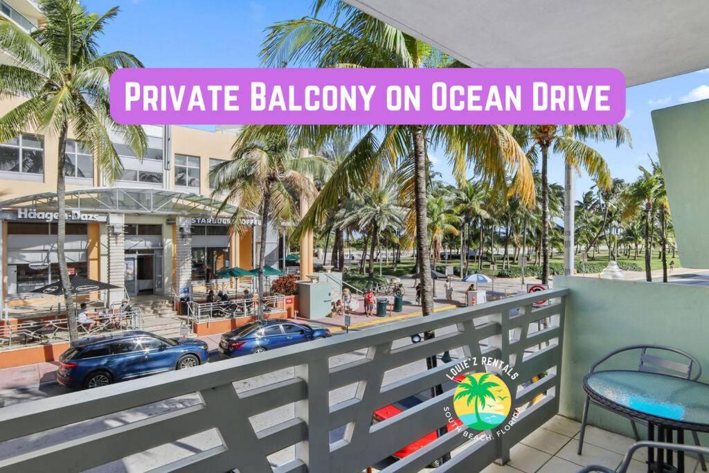 uma varanda com uma placa que indica uma varanda privada na Ocean Drive em Balcony Chic Apt, w/2 Queenbeds, on Ocean Dr Beach em Miami Beach