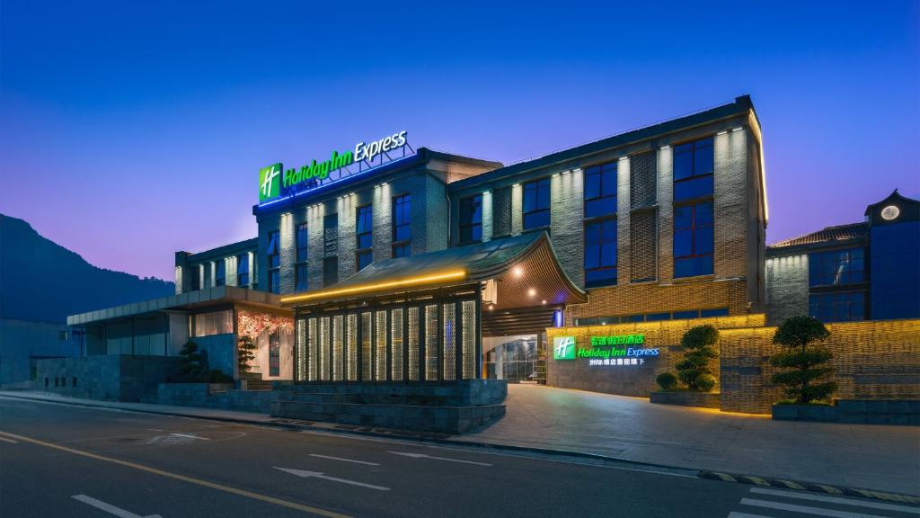 Holiday Inn Express Pingchang, an IHG Hotel في Bazhong: مبنى عليه لافته على شارع