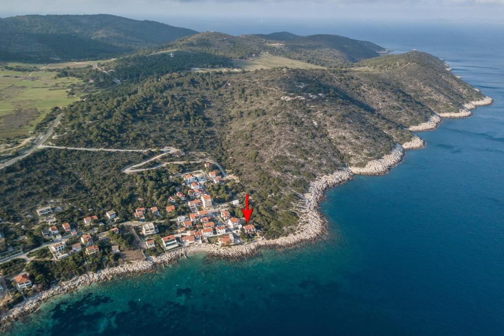 z powietrza widok na wyspę w oceanie w obiekcie Apartments by the sea Milna, Vis - 8946 w mieście Rukavac