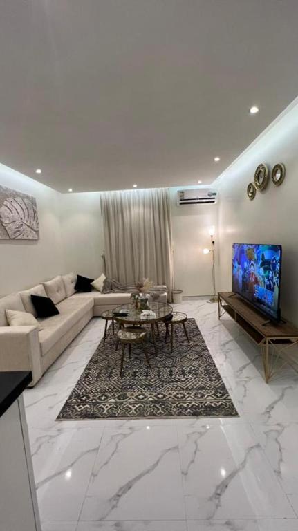 a living room with a couch and a table at غرفة صالة هادئة أنيقة in Riyadh