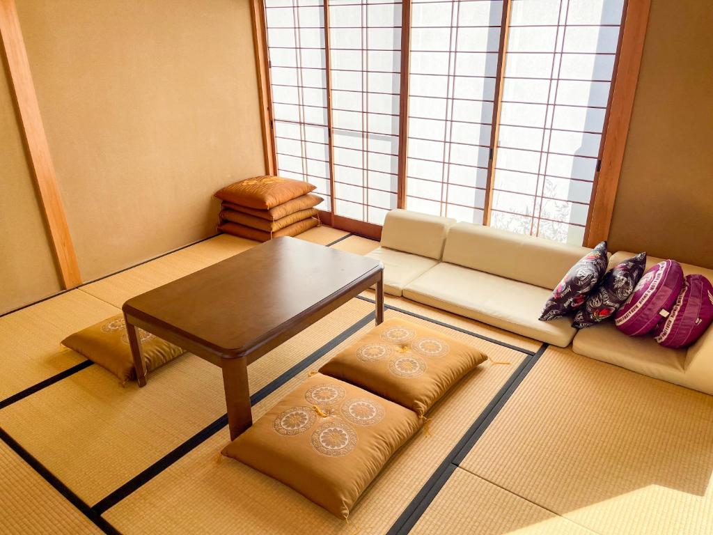 Posezení v ubytování 【MeTeL】窓辺から壮大な富士が拝める。リノベーション済み一等貸し宿泊施設
