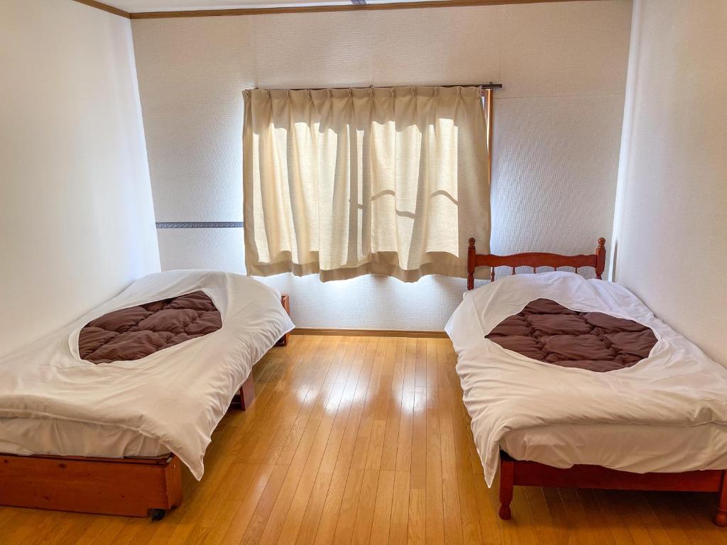 Postel nebo postele na pokoji v ubytování 【MeTeL】窓辺から壮大な富士が拝める。リノベーション済み一等貸し宿泊施設