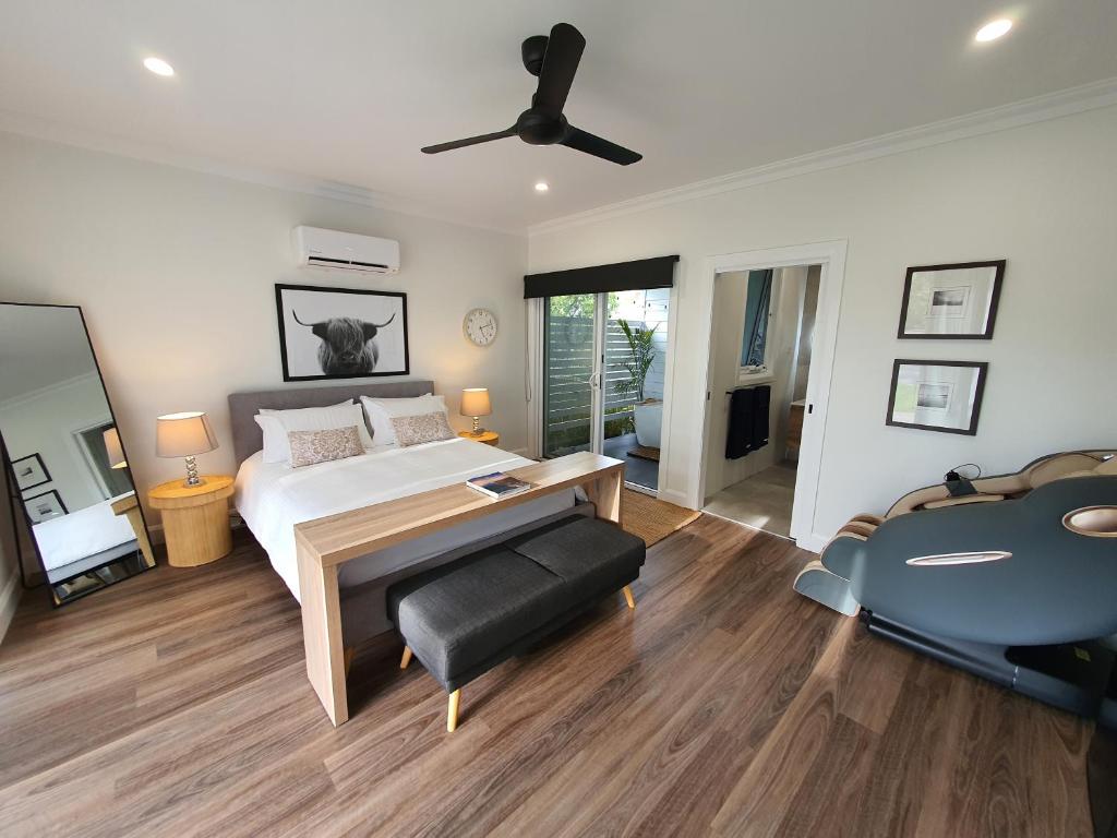 1 dormitorio con 1 cama, 1 mesa y 1 silla en Luxury private guest suite in the Blue Mountains en Springwood