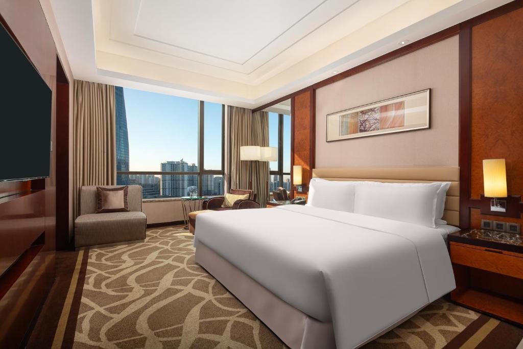Postel nebo postele na pokoji v ubytování Crowne Plaza Tianjin Binhai Center by IHG