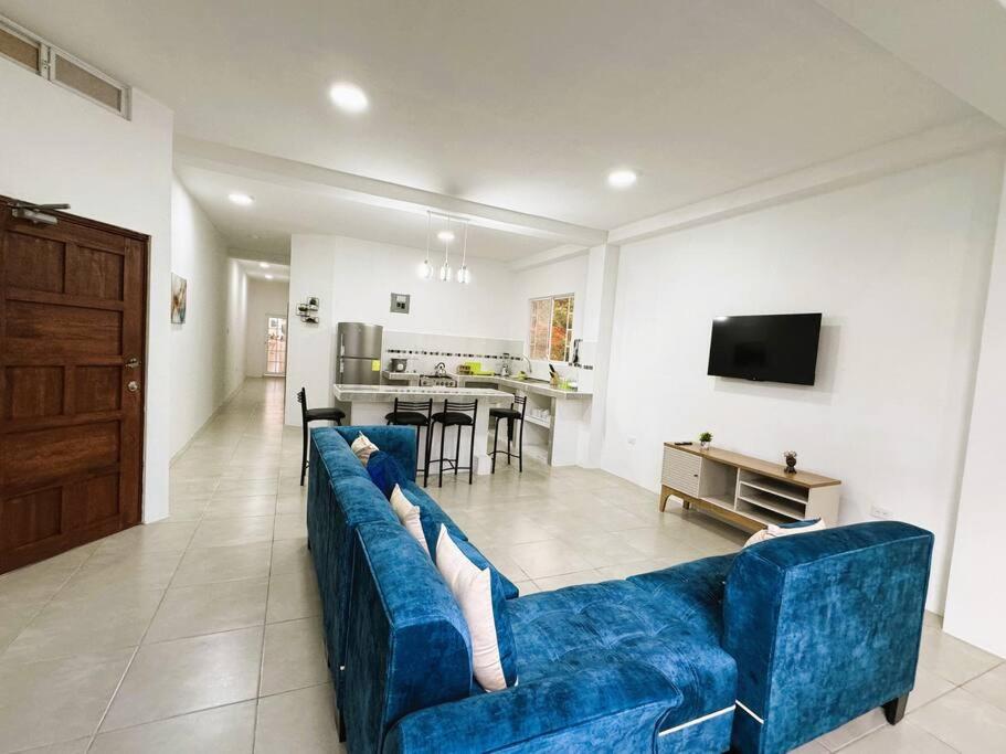 a blue couch in a living room with a tv at Hermoso apartamento por estrenar in Puerto Baquerizo Moreno