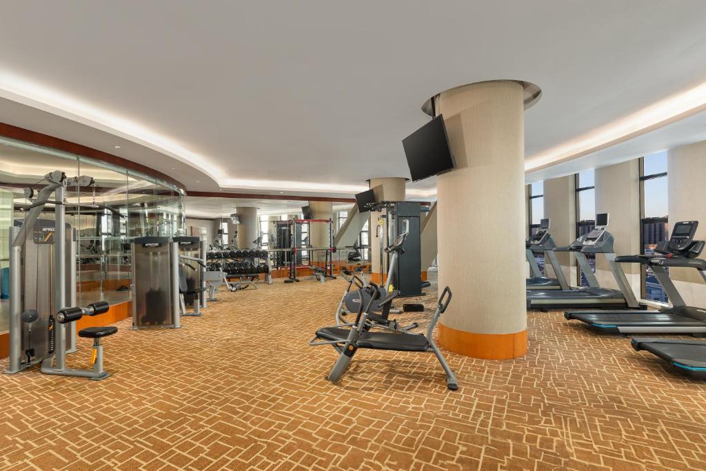 Fitness centrum a/nebo fitness zařízení v ubytování Crowne Plaza Tianjin Binhai Center by IHG