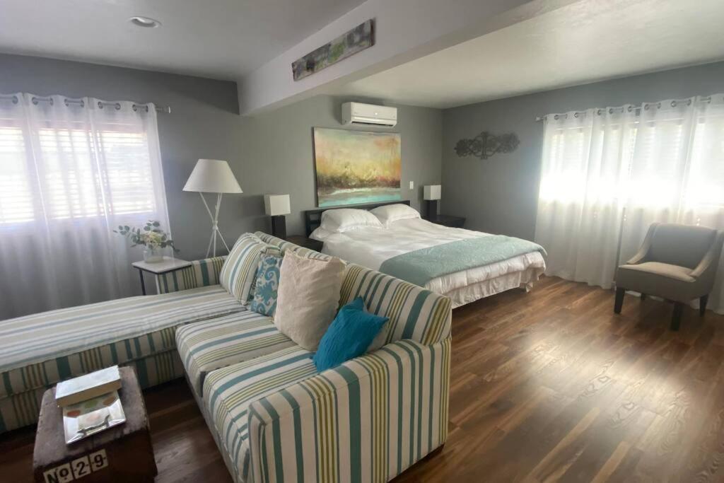 uma sala de estar com um sofá e uma cama em Dream Catcher Getaway em Clearlake Oaks