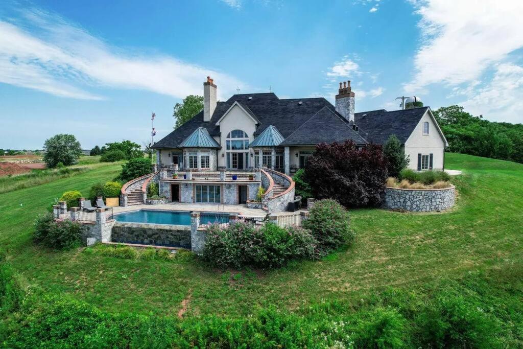 uma casa grande com piscina no quintal em Manor on the 7th em Gettysburg