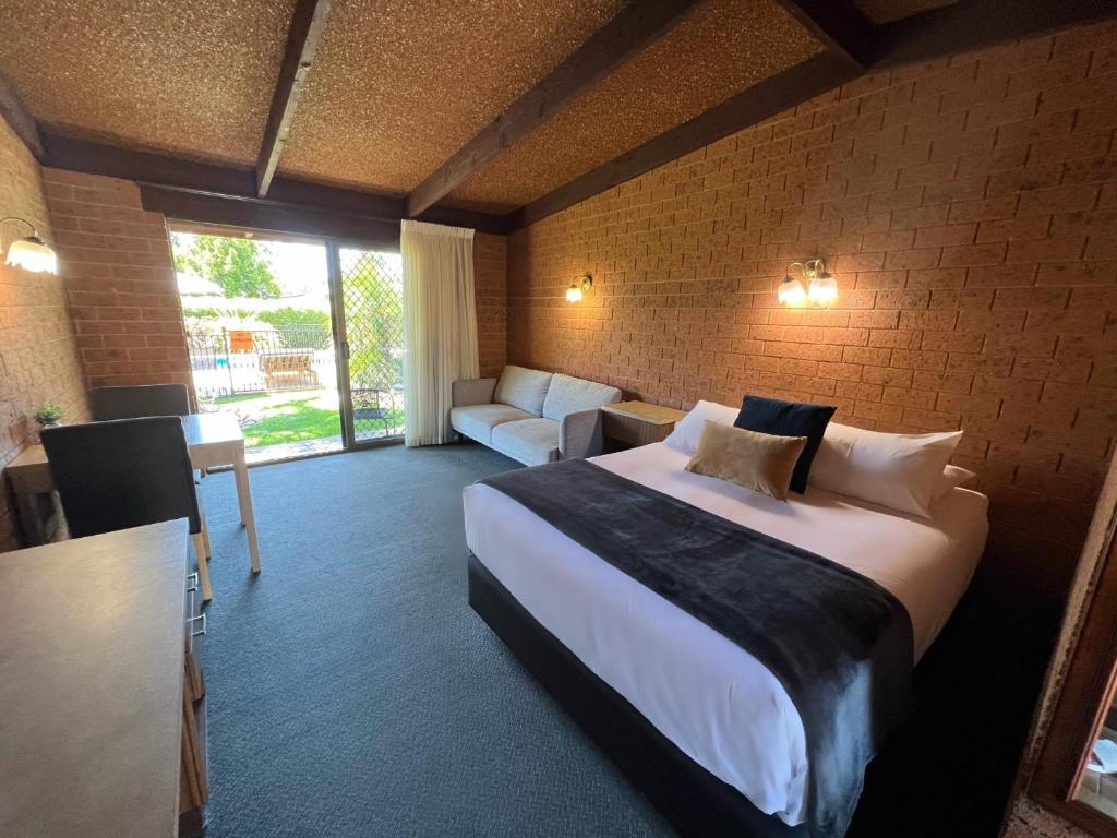 Alexandra Motor Inn - Victoria Aus tesisinde bir odada yatak veya yataklar