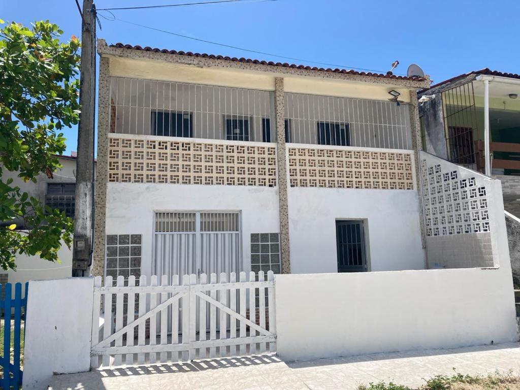een wit hek voor een huis bij Casa Próxima ao Mar em Tamandaré - Seu refúgio a 20 m da praia in Tamandaré