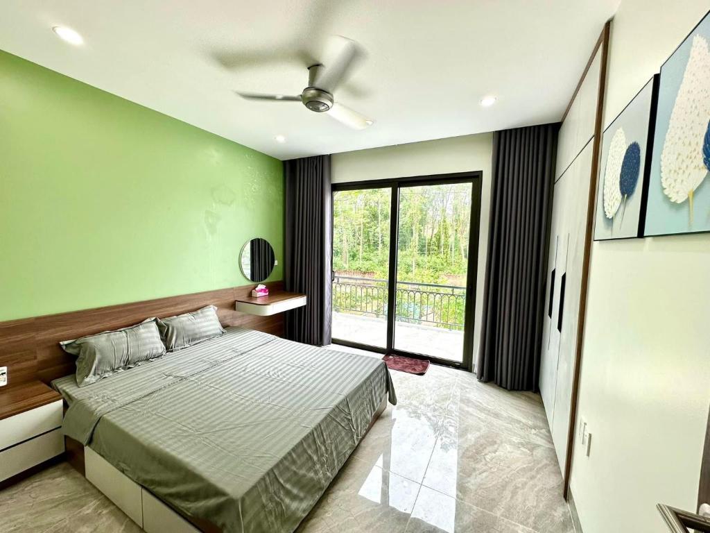 Nam GiaoにあるNha cua ca villa - Venuestayのベッドルーム1室(ベッド1台、大きな窓付)