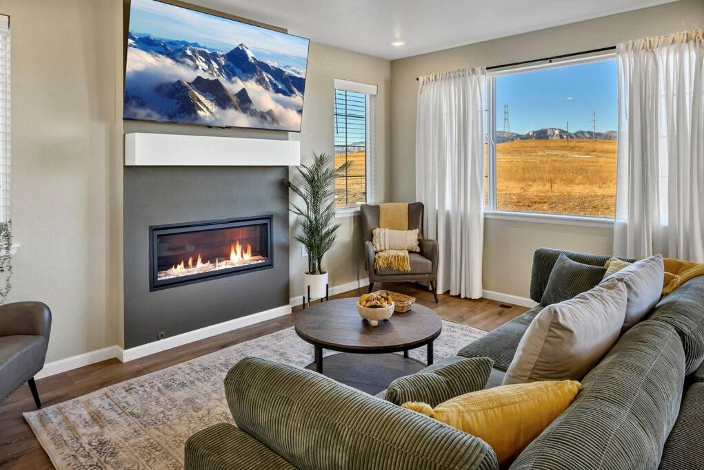 ein Wohnzimmer mit einem Sofa und einem Kamin in der Unterkunft Mtn View Oasis: 5bd - Movie/Game - Golden Tee in Superior