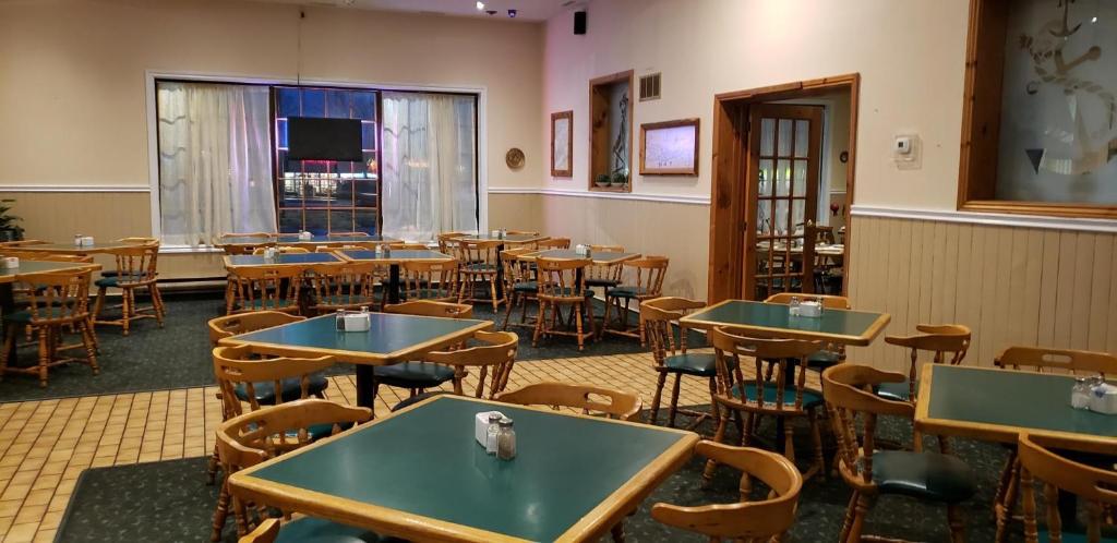 Un restaurante u otro lugar para comer en Riviera Inn And Suites 1000 Islands