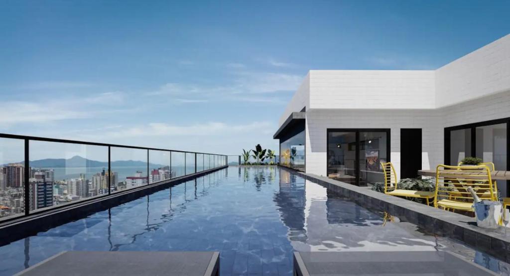 uma piscina no telhado de uma casa em Studio Luxo em São José