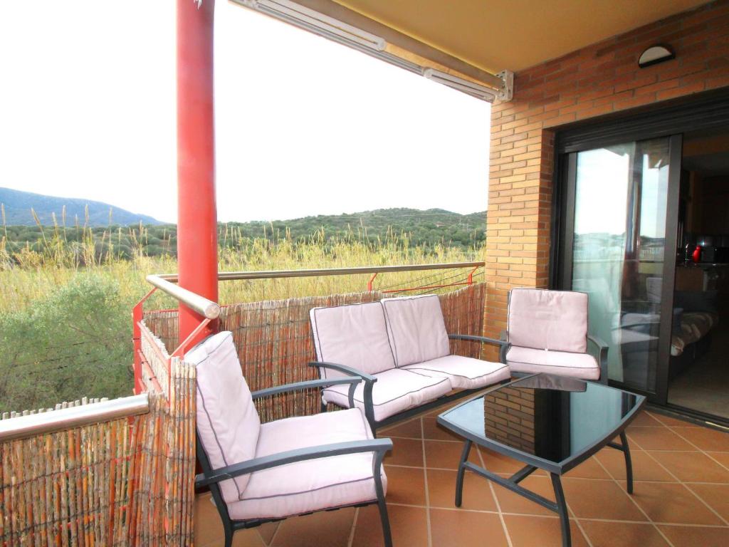 Posedenie v ubytovaní SANT JORDI - Apartamento con vistas la montaña, piscina comunitaria y garaje. - ES-228-44