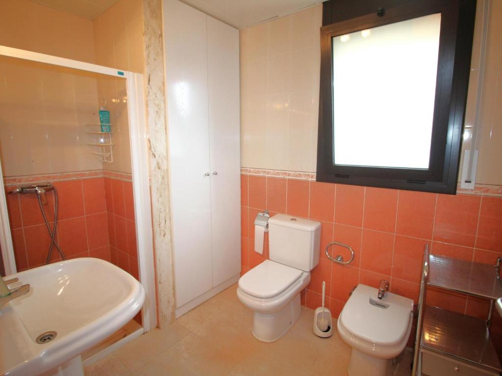 Kúpeľňa v ubytovaní SANT JORDI - Apartamento con vistas la montaña, piscina comunitaria y garaje. - ES-228-44